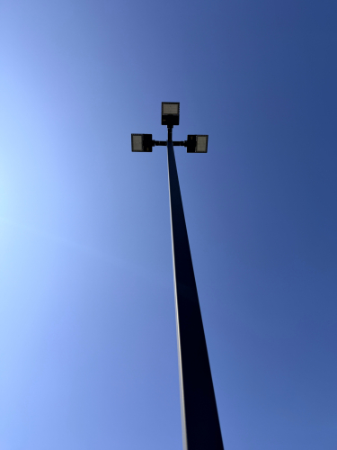 (2) 3 GROUP HALOGEN PARKING LOT LIGHTS W/ POLES AND (2) SINGLE GROUP PARKING LOT LIGHTS.
