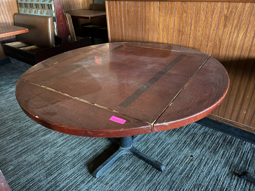 (1) ROUND DARK WOODEN DINING TABLE WITH A FOUR LEAF EXTENSION