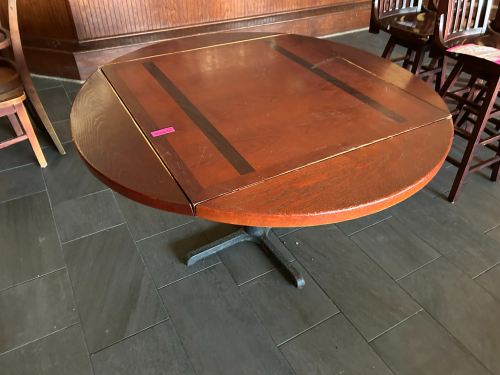 (1) ROUND DARK WOODEN DINING TABLE WITH A FOUR LEAF EXTENSION