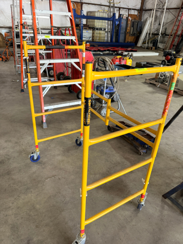 METALTECH 50 LB. CAPACITY FOLDING SCAFFOLDING STAND.