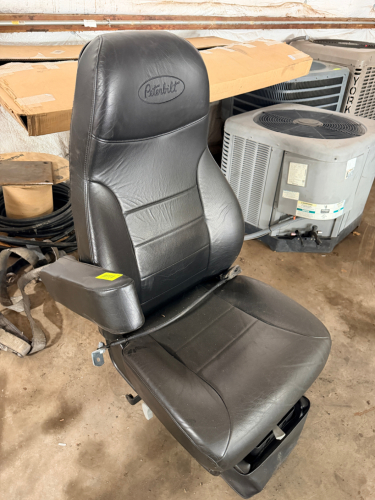 PETERBILT HEAVY DUTY CAPTAINS DRIVER SEAT.