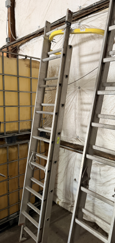 16' ALUMINUM EXTENSION LADDER W/ SAFETY BRACKET.