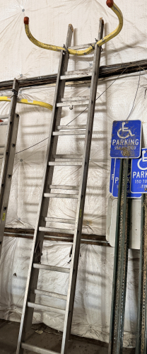 20' ALUMINUM EXTENSION LADDER W/ SAFETY BRACKET.