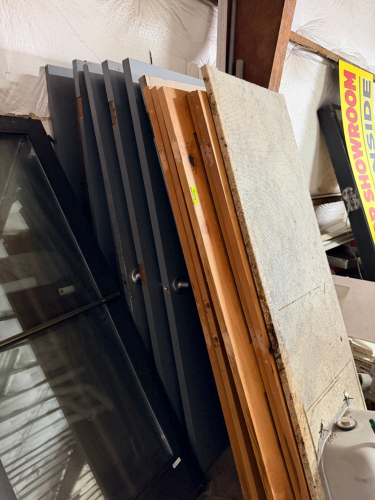 (1) LOT OF WOODEN HOLLOW CORE INTERIOR DOORS.