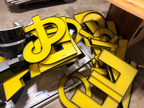 (1) LOT OF ASSORTED ALUMINUM BUILDING SIGN LETTERING.