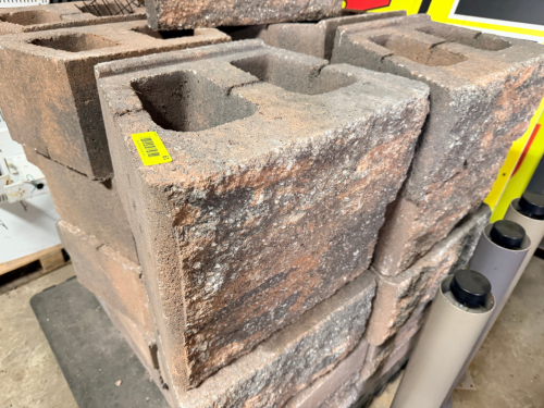 (1) PALLET OF RETAINING WALL BLOCKS