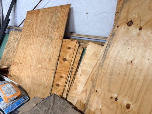 (1) LOT OF ASSORTED SIZED PLYWOOD SHEETS.