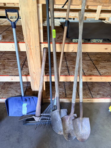 (1) LOT OF LONG HANDLE TOOLS.