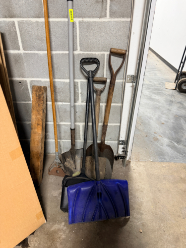 (1) LOT OF LONG HANDLE TOOLS.