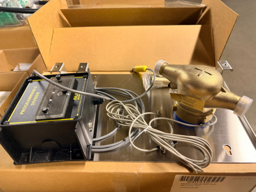 LMI / MILTON ROY MIKRO MASTER 300 REMOTE FLOWMETER-PULSER MOTOR KIT CONVERSION ASSEMBLY. INCLUDES PROGRAMMABLE DIVIDER CONTROL MODULE, BRASS FLOWMETER BODY, SENSOR CABLES, STAINLESS MOUNTING PANEL, AND HARDWARE. NEW IN BOX WITH MANUAL.