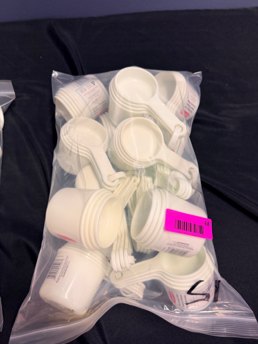 (1) BAG OF RUBBERMAID 4 OZ PLASTIC MEASURING CUPS ( 24)