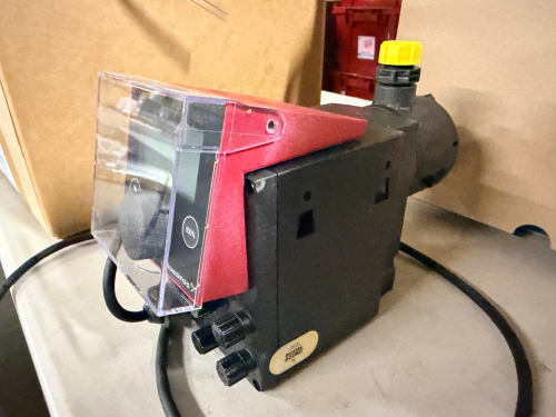 (2) HYDROBLEND DIAPHRAGM METERING PUMP ASSEMBLY WITH MANUAL ADJUSTMENT HANDLE, FLUID HEAD, TUBING, AND MOUNTING FRAME. INDUSTRIAL-GRADE PUMP ASSEMBLY
