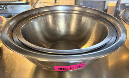(4) PIECE STAINLESS MIXING BOWL SET.