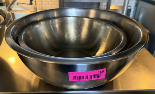 (4) PIECE STAINLESS MIXING BOWL SET.