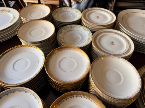 (1) LOT OF ASSORTED CHINA SAUCERS AND SMALL PLATES.