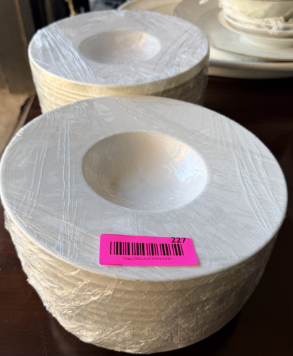 (24) EPOQUE WHITE GOURMET DEEP PLATES/BOWLS FEATURING A WIDE RIM DESIGN AND GLOSS WHITE PORCELAIN CONSTRUCTION.