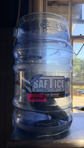 SAN JAMAR ICE BUCKET W/ (2) PLASTIC SCOOPS