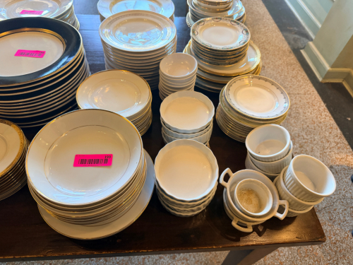 (1) LOT OF ASSORTED CHINA SAUCERS, BOWLS, AND RAMAKINS.