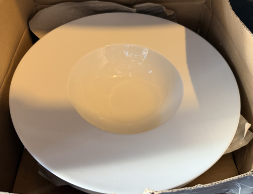 (12) EPOQUE WHITE GOURMET DEEP PLATES/BOWLS FEATURING A WIDE RIM DESIGN AND GLOSS WHITE PORCELAIN CONSTRUCTION.