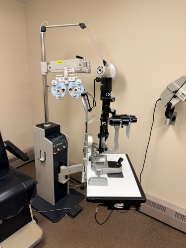 BURTON XL3000 OPHTHALMIC EXAMINATION SYSTEM WITH SLIT LAMP, PHOROPTOR, EXAM TABLE, AND OVERHEAD LIGHTING ASSEMBLY. INCLUDES ARTICULATING INSTRUMENT ARM, CONTROL CONSOLE, BINOCULAR MICROSCOPE, AND PATIENT POSITIONING TABLE