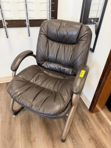 BROWN PLEATHER OFFICE ARM CHAIR.