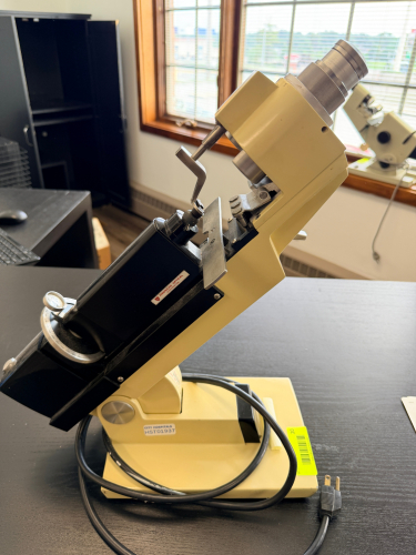 MANUAL VERTOMETER / LENS CLOCK INSTRUMENT WITH ADJUSTABLE OPTICAL VIEWING ASSEMBLY, ANGLE MEASUREMENT SCALE, AND METAL BENCHTOP BASE