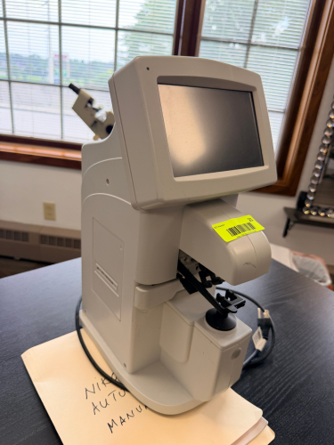 AUTOMATED DIGITAL LENSOMETER WITH INTEGRATED DISPLAY SCREEN, INTERNAL MEASUREMENT SYSTEM, AND BENCHTOP DESIGN. FEATURES COMPACT MOLDED HOUSING WITH BUILT-IN LENS PLATFORM AND POWER CONNECTION.