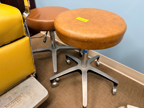 (2) BROWN SWIVEL MEDICAL EXAM ROOM STOOLS