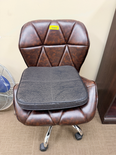 ROLL ABOUT BROWN PLEATHER OFFICE CHAIR W/ CUSHION