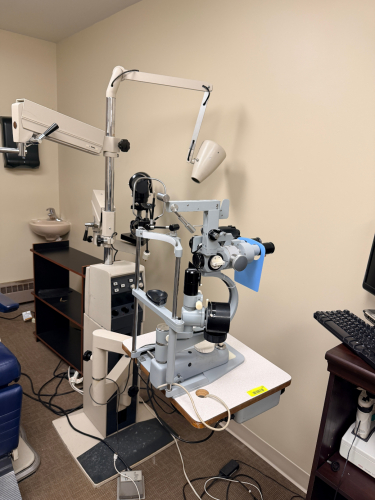 RELIANCE MEDICAL PRODUCTS MODEL 7720 OPHTHALMIC EXAMINATION STAND WITH SLIT LAMP MICROSCOPE, KERATOMETER / OPHTHALMIC DIAGNOSTIC INSTRUMENTS, AND OVERHEAD EXAM LIGHT.