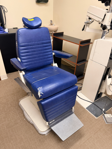 RELIANCE MEDICAL PRODUCTS MODEL 6200H POWER EXAM / PROCEDURE CHAIR FOR OPHTHALMIC OR MEDICAL EXAMINATION USE. HEAVY-DUTY MOTORIZED PATIENT CHAIR WITH ADJUSTABLE BACK, HEADREST, ARMRESTS, AND FOOTREST PLATFORM.