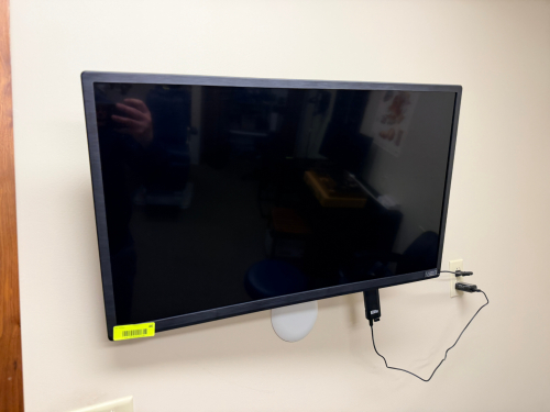 VIZIO 32 IN. FLAT SCREEN LED TELEVISION / MONITOR WITH WALL MOUNT.