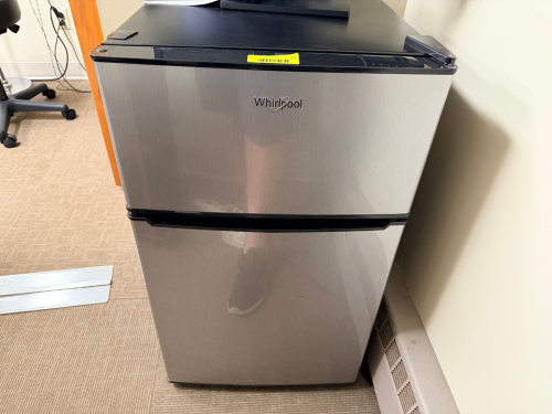 WHIRLPOOL COMPACT DORM-STYLE REFRIGERATOR / FREEZER COMBINATION