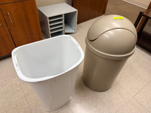 (2) PLASTIC TRASH CANS, (1) CORK BOARD, AND (1) END TABLE.