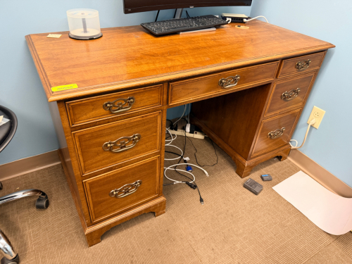 HENREDON FINE FURNITURE TRADITIONAL WOOD EXECUTIVE DESK WITH SEVEN DRAWERS.