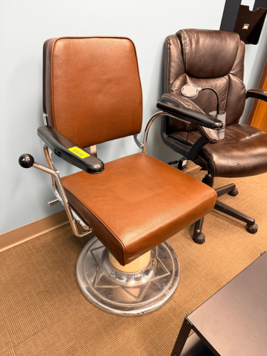VINTAGE BARBER / SALON STYLE HYDRAULIC CHAIR WITH BROWN VINYL UPHOLSTERY AND CHROME BASE.