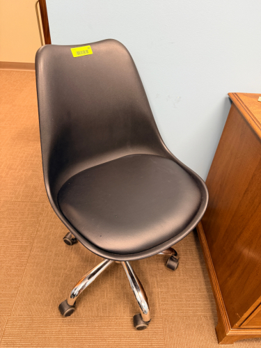 ROLL ABOUT HIGHT BACK PLASTIC OFFICE CHAIR.