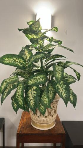 (1) ARTIFICIAL PLANT WITH A DECRETIVE POT