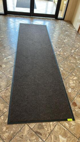 (1) DURABLE INDOOR RUNNER RUG WITH A BLACK RUBBER BORDER