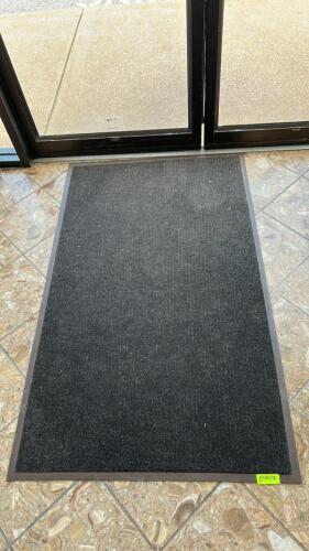 (1) DURABLE INDOOR ENTRY RUG WITH A BLACK RUBBER BORDER
