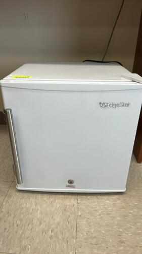 (1) MINI EDGE STAR HOUSEHOLD FREEZER