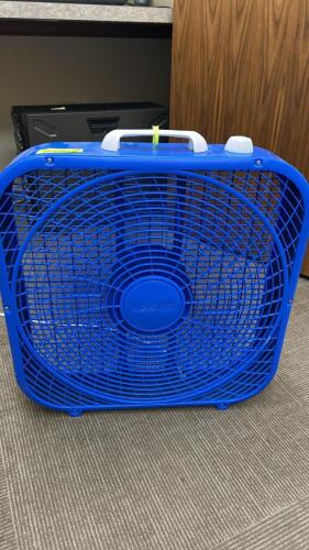 (1) BLUE BOX FAN
