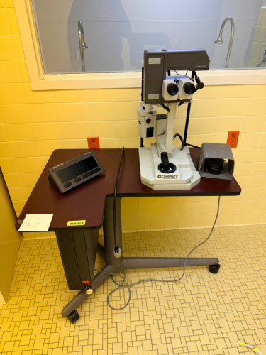 COHERENT MEDICAL GROUP MODEL 7900 YAG OPHTHALMIC LASER SYSTEM / SLIT LAMP LASER UNIT WITH BINOCULAR MICROSCOPE, FOOT PEDAL CONTROL, OPERATOR CONSOLE, AND MOBILE TABLE / STAND
