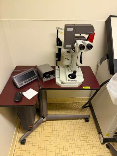 COHERENT MEDICAL GROUP MODEL 7900 YAG OPHTHALMIC LASER SYSTEM / SLIT LAMP LASER UNIT WITH BINOCULAR MICROSCOPE, FOOT PEDAL CONTROL, OPERATOR CONSOLE, AND MOBILE TABLE / STAND