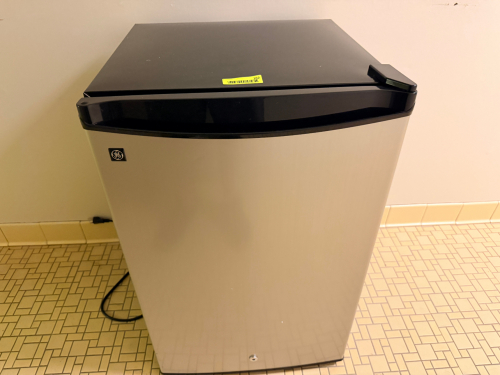 GE MINI DORM ROOM STYLE FRIDGE.