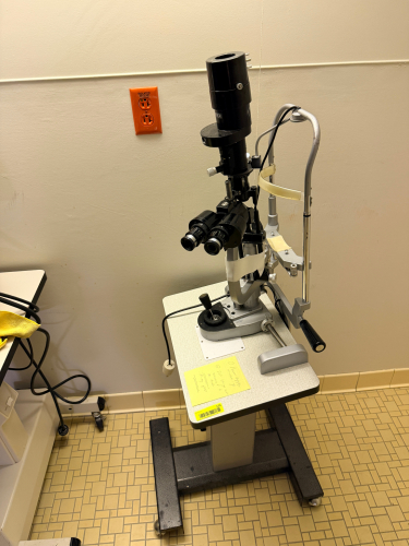 MENTOR / HAAG-STREIT STYLE SLIT LAMP BIOMICROSCOPE WITH INSTRUMENT TABLE.