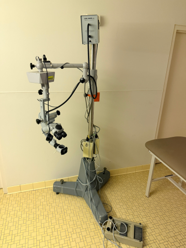 CARL ZEISS OP-MI 6 SURGICAL OPERATING MICROSCOPE WITH FLOOR STAND, FOOT CONTROL, AND FIBEROPTIC ILLUMINATOR.