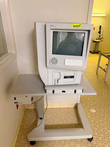 HUMPHREY INSTRUMENTS FIELD ANALYZER II MEDICAL DIAGNOSTIC SYSTEM WITH CRT DISPLAY, INTEGRATED CONTROL PANEL, FLOPPY DRIVE, AND MOBILE ADJUSTABLE WORKSTATION.