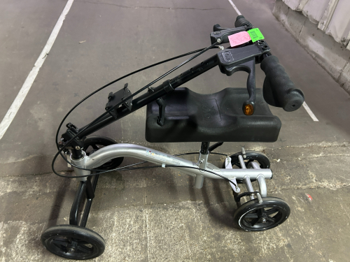 (1) NOVA KNEE SCOOTER
