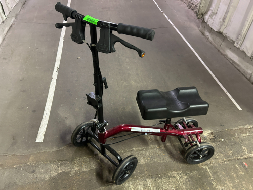 (1) NOVA TURNING KNEE WALKER